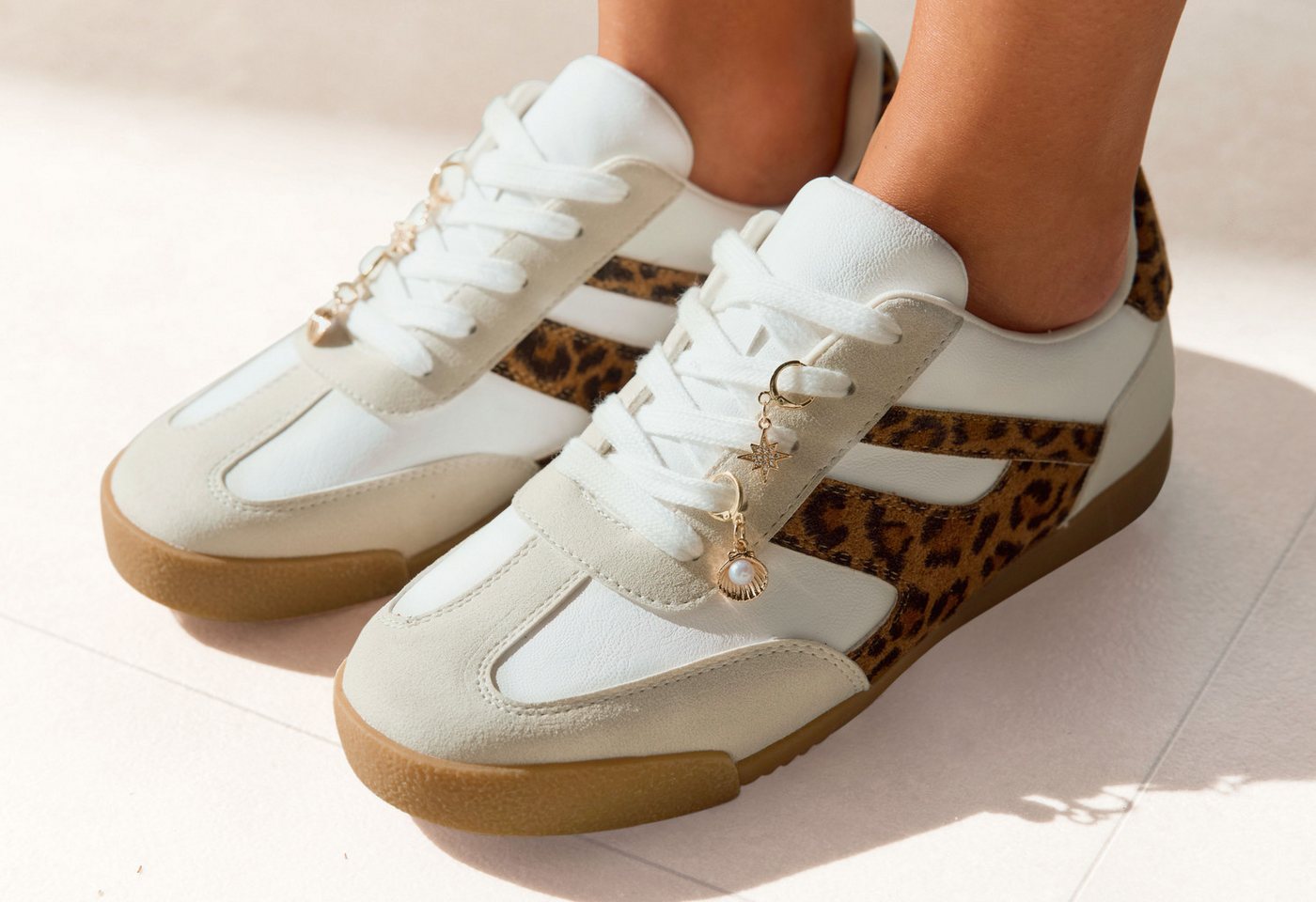 LASCANA Sneaker Schnürhalbschuh, Freizeitschuh mit abnehmbaren Schmucksteinen VEGAN – Bild 2 von 5