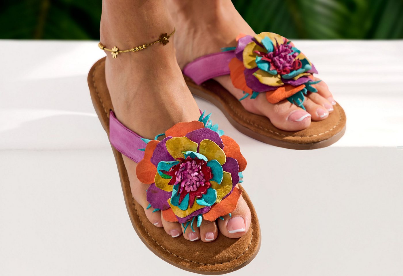 LASCANA Sommerschuh, offener Schuh, Mule, Sandale, Pantolette NEU aus Leder mit raffinierter Blumen-Applikation – Bild 2 von 5