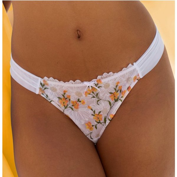 LASCANA String aus zarter, floraler Stickereispitze