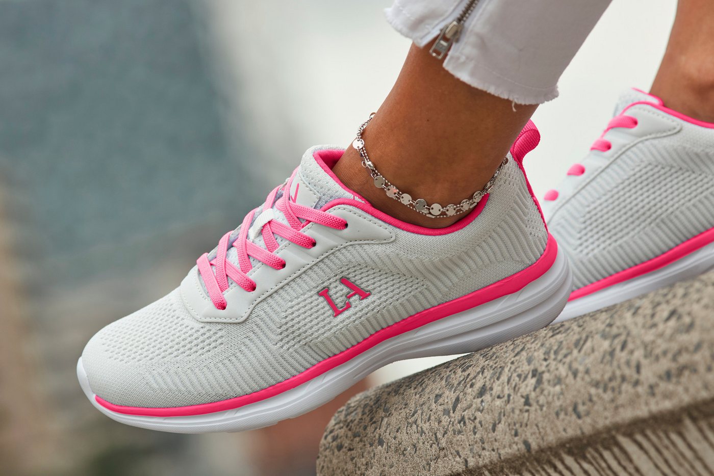 LASCANA Turnschuhe, Sneaker Freizeitschuh, Halbschuh im sportiven Look VEGAN – Bild 2 von 5