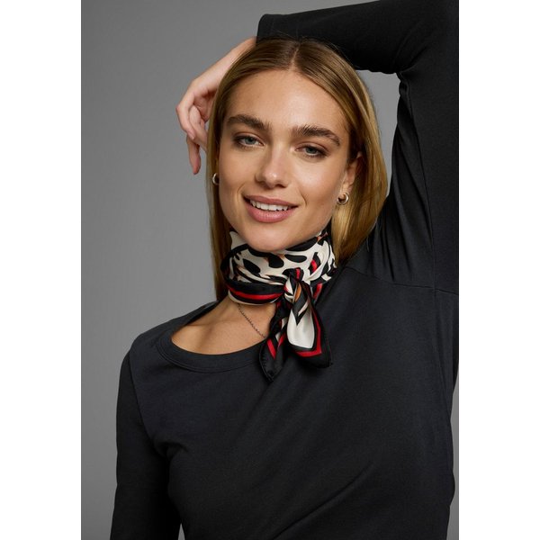Laura Scott Halstuch, im feminin Look mit Leopard und Kontraststreifen