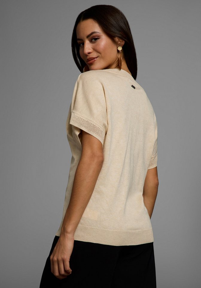 Laura Scott Kurzarmpullover im sommerlichen Tshirt Schnitt mit dezentem Ajourmuster als Ausschnitt-Detail – Bild 2 von 5