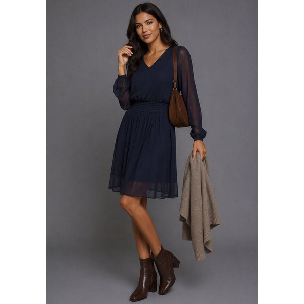 Laura Scott Meshkleid mit Smok-Einsatz