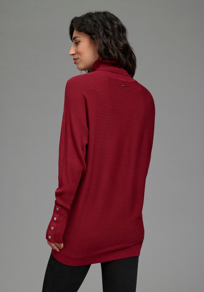 Laura Scott Rollkragenpullover aus Feinstrick, figurumspielende Passform mit dekorativer Knopfleisten – Bild 2 von 5