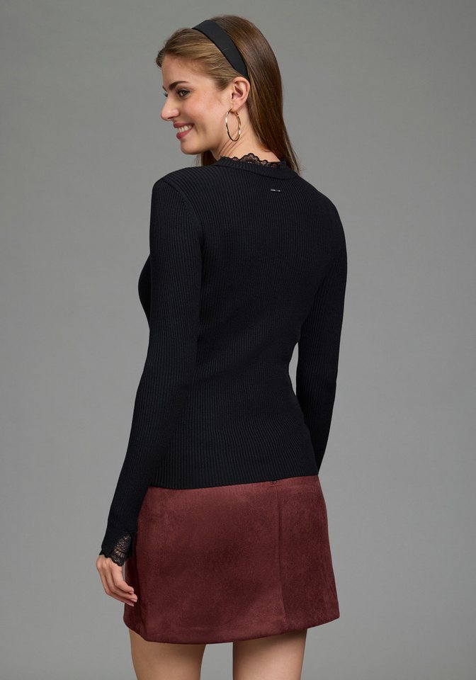 Laura Scott Strickpullover mit Stehkragen, figurbetonte Passform mit femininem Spitzen-Details – Bild 2 von 5