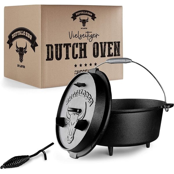LAVUR Grilltopf BUFFALO BBQ Dutch Oven 7,5 L eingebrannt, Gusseisen-Feuertopf, Kochen, Braten & Grillen beim Camping inkl. Deckelheber & Tasche