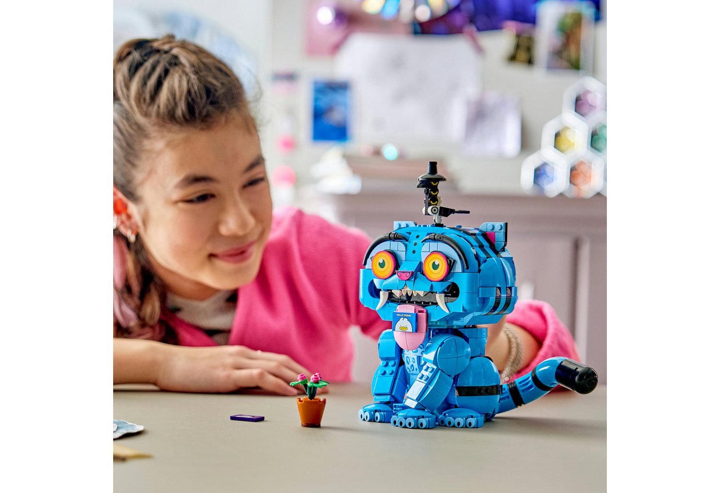 LEGO® Der Tiger Derpy und die Elster Sussie (72537), LEGO KPop Demon Hunters Konstruktionsspielsteine, (825 St), Made in Europe – Bild 2 von 5