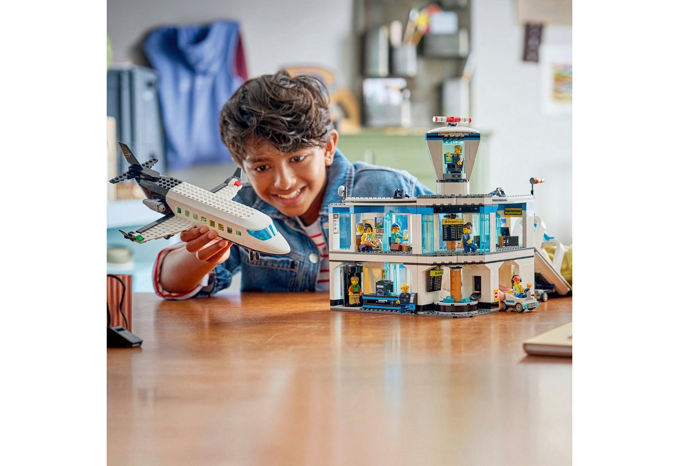 LEGO® Flughafen mit Flugzeug (60502), LEGO City Konstruktionsspielsteine, (887 St), Made in Europe – Bild 2 von 5
