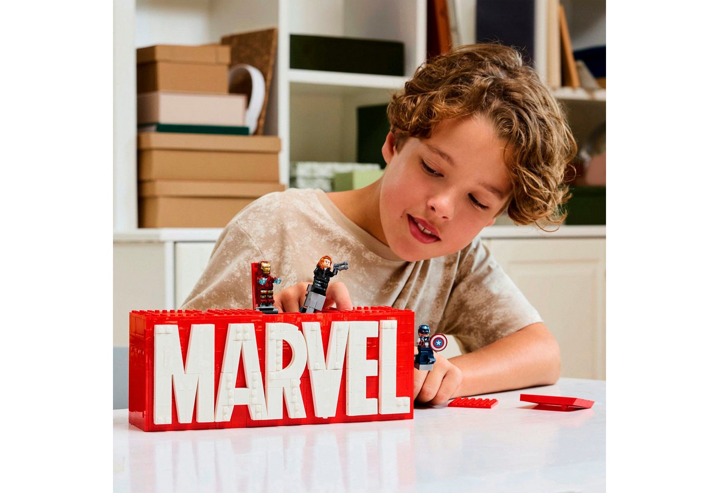LEGO® MARVEL Logo & Minifiguren (76313), LEGO Super Heroes Konstruktionsspielsteine, (931 St), Made in Europe – Bild 2 von 5