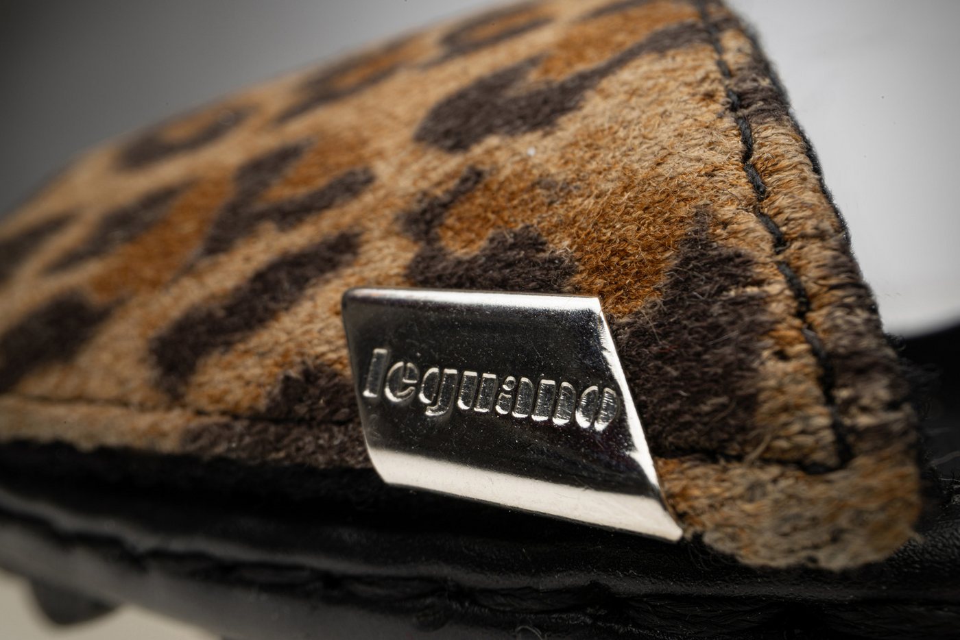 Leguano Barfußschuh Sommerschuh, Riemchensandale, Flats in angesagter Leo-Optik – Bild 4 von 5