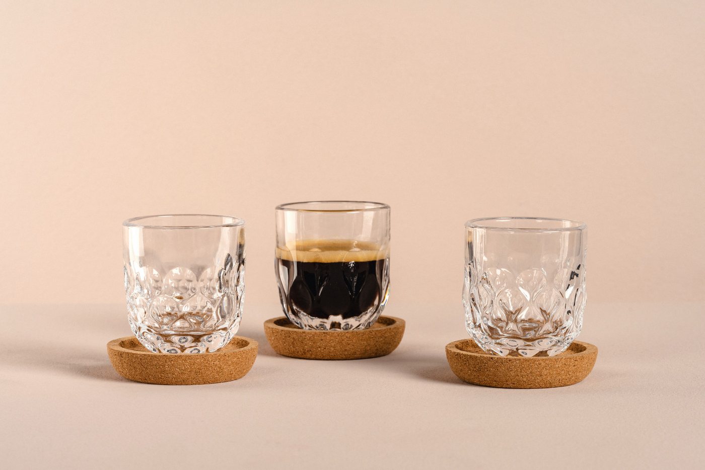 LEONARDO Gläser-Set Espresso-Set GOCCE, 90 ml, 6-teilig, 6-tlg., Glas, 3 Gläser mit unterschiedlichem Tropfenrelief, inkl. Kork-Untersetzer – Bild 2 von 5