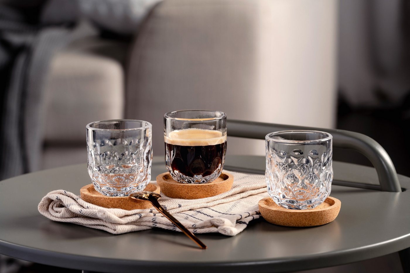LEONARDO Gläser-Set Espresso-Set GOCCE, 90 ml, 6-teilig, 6-tlg., Glas, 3 Gläser mit unterschiedlichem Tropfenrelief, inkl. Kork-Untersetzer – Bild 4 von 5