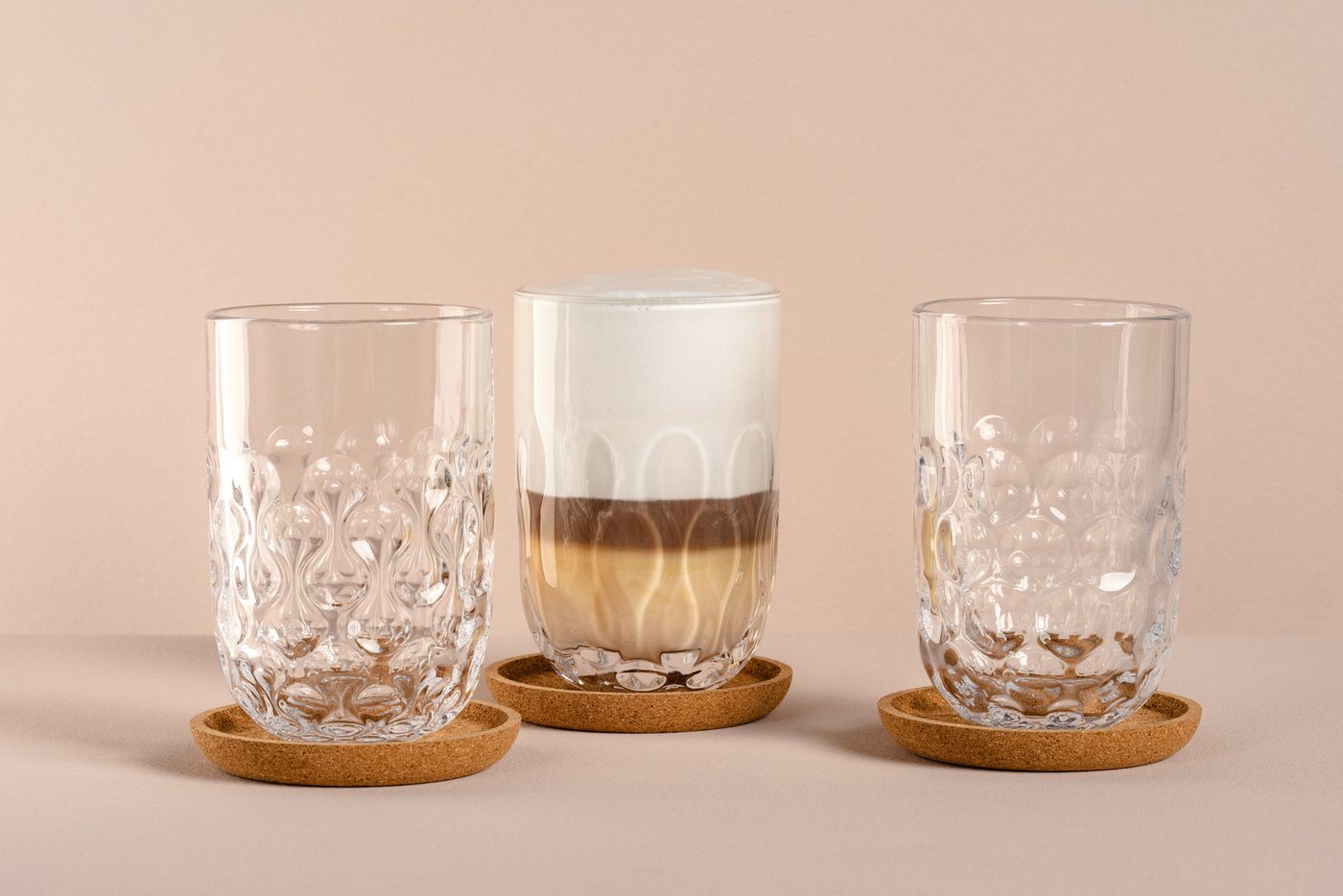 LEONARDO Gläser-Set Latte Macchiato-Set GOCCE, 380 ml, 6-teilig, 6-tlg., Glas, 3 Gläser mit unterschiedlichem Tropfenrelief, inkl. Kork-Untersetzer – Bild 2 von 5