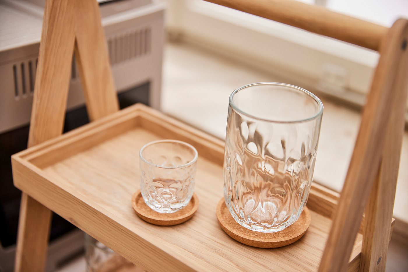 LEONARDO Gläser-Set Latte Macchiato-Set GOCCE, 380 ml, 6-teilig, 6-tlg., Glas, 3 Gläser mit unterschiedlichem Tropfenrelief, inkl. Kork-Untersetzer – Bild 5 von 5