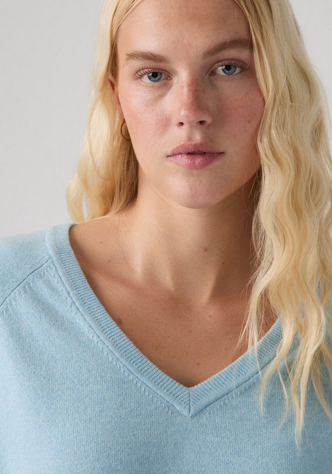 Levi's® V-Ausschnitt-Pullover SUPER SOFT VNECK PULLOVER im Bund beidseitig mit kurzem Schlitz – Bild 4 von 5