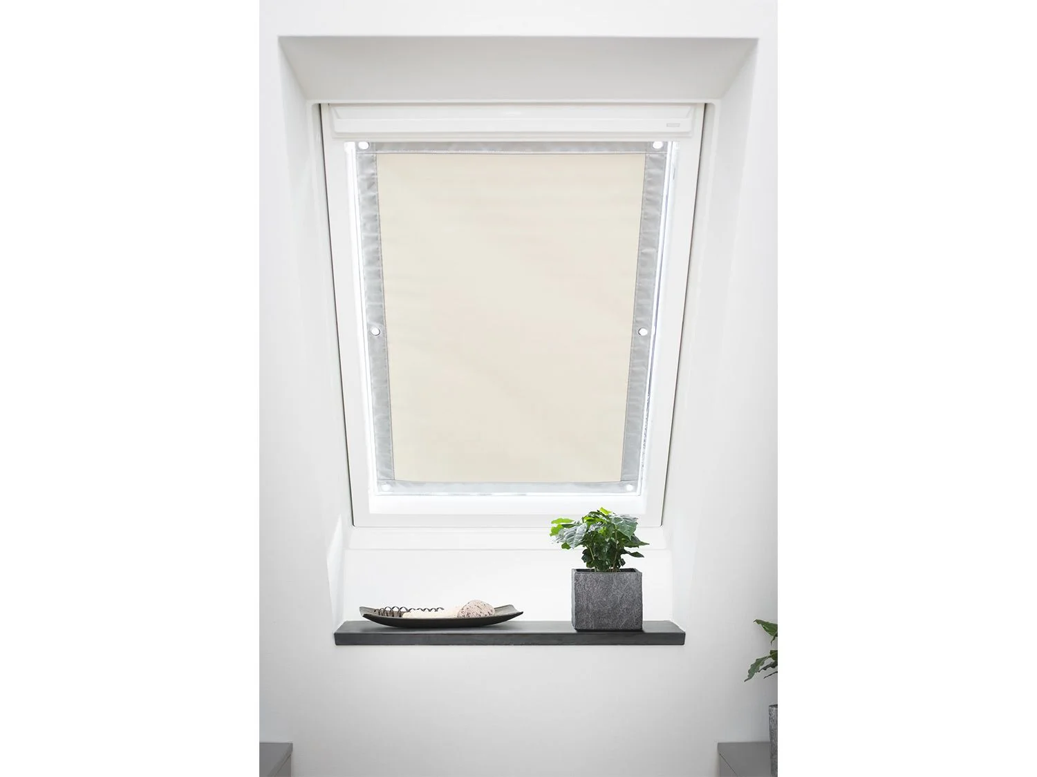 LICHTBLICK Dachfenster Sonnenschutz Haftfix, ohne Bohren, Verdunkelung (Beige, 59x91,5 cm für M06/306) – Bild 2 von 4