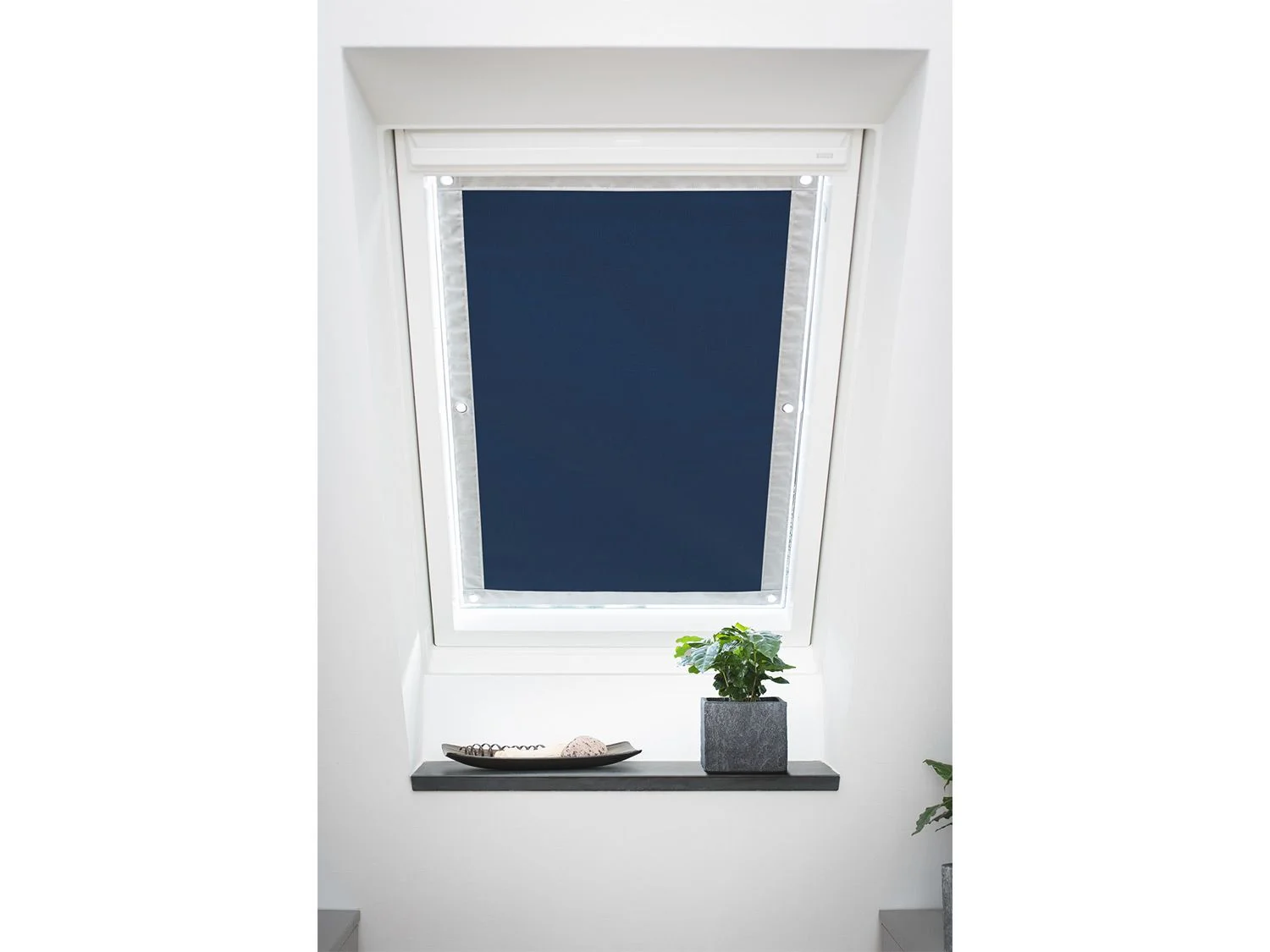 LICHTBLICK Dachfenster Sonnenschutz Haftfix, ohne Bohren, Verdunkelung (Blau, 94x96,9 cm für SK06) – Bild 2 von 4