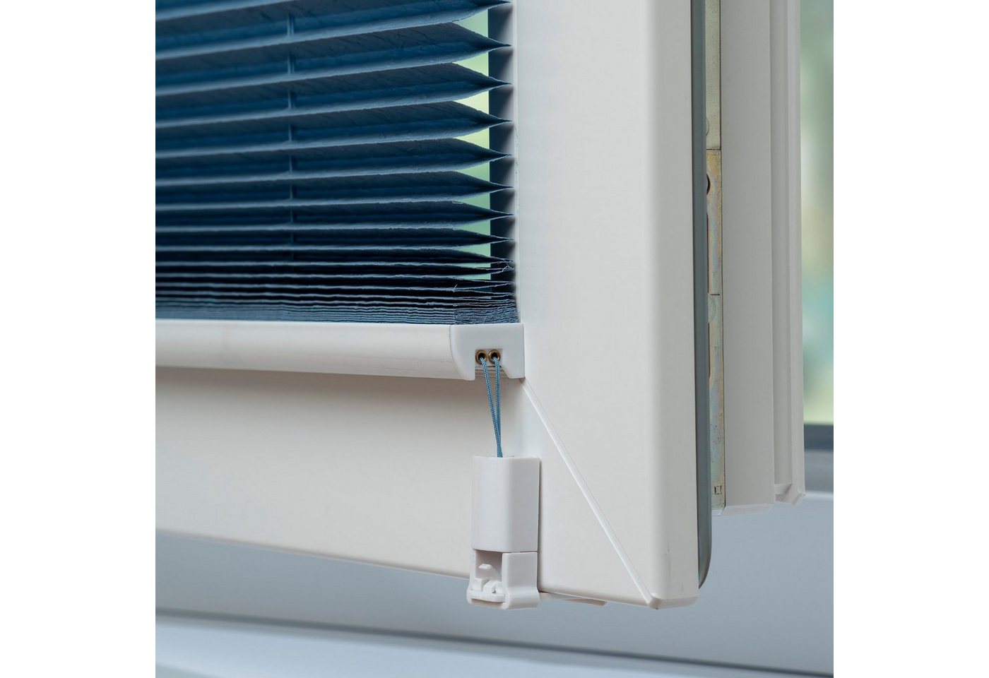 Liedeco Plissee Jeansblue, Lichtschutz, ohne Bohren, verspannt, Klemmfix – Bild 5 von 5