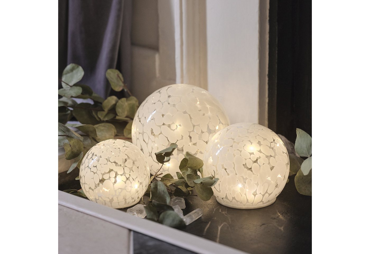 Lights4fun LED Dekolicht 10 cm LED-Glaskugel mit Timer aus Konfettiglas – Bild 4 von 5