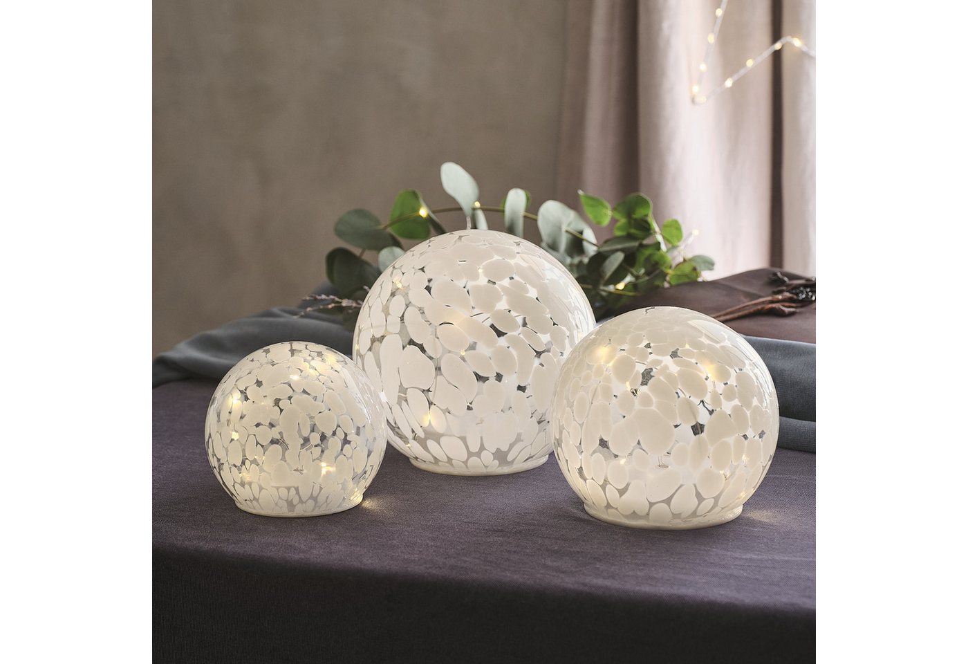 Lights4fun LED Dekolicht 12,5cm LED-Glaskugel mit Timer in Konfetti-Glas – Bild 2 von 5