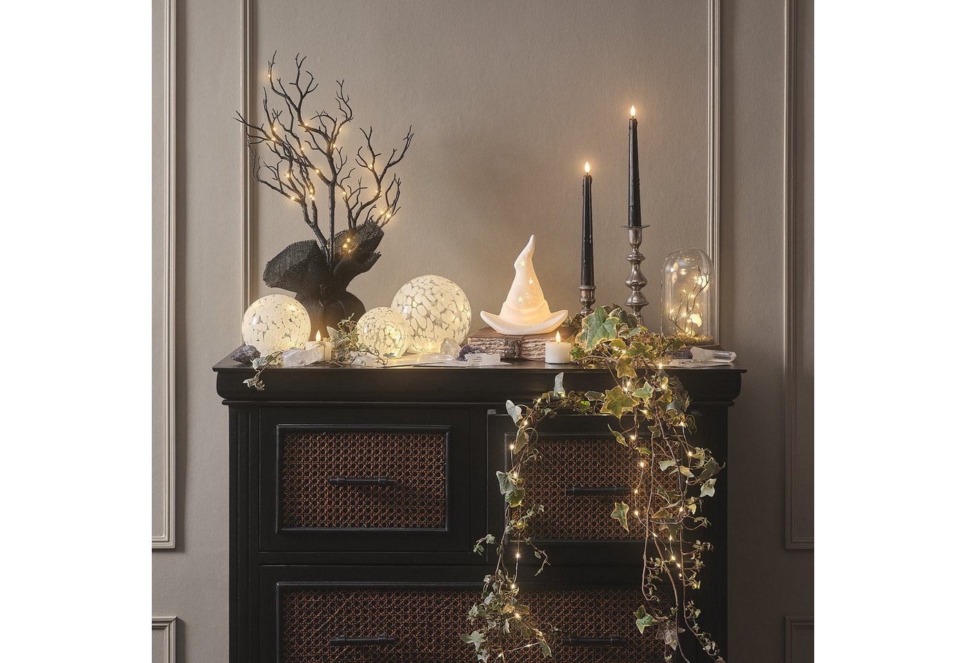 Lights4fun LED Dekolicht LED-Glasglocke im Halloweendesign mit Geistern und Timer – Bild 2 von 3
