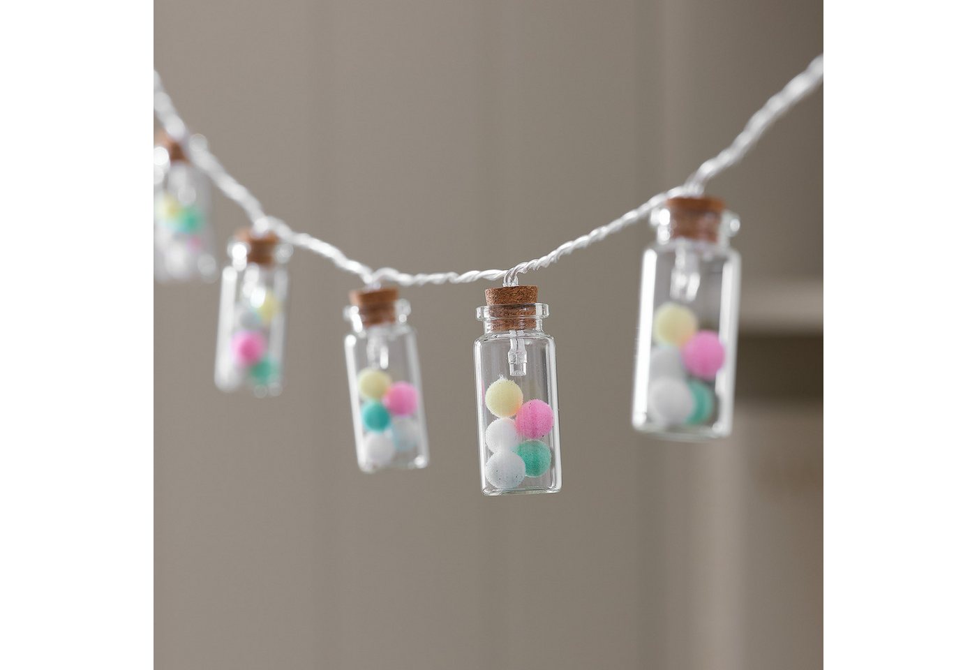 Lights4fun LED-Lichterkette 10er LED-Lichterkette mit Glasfläschchen & Pastell-Pompoms warmweiß/pa – Bild 4 von 4