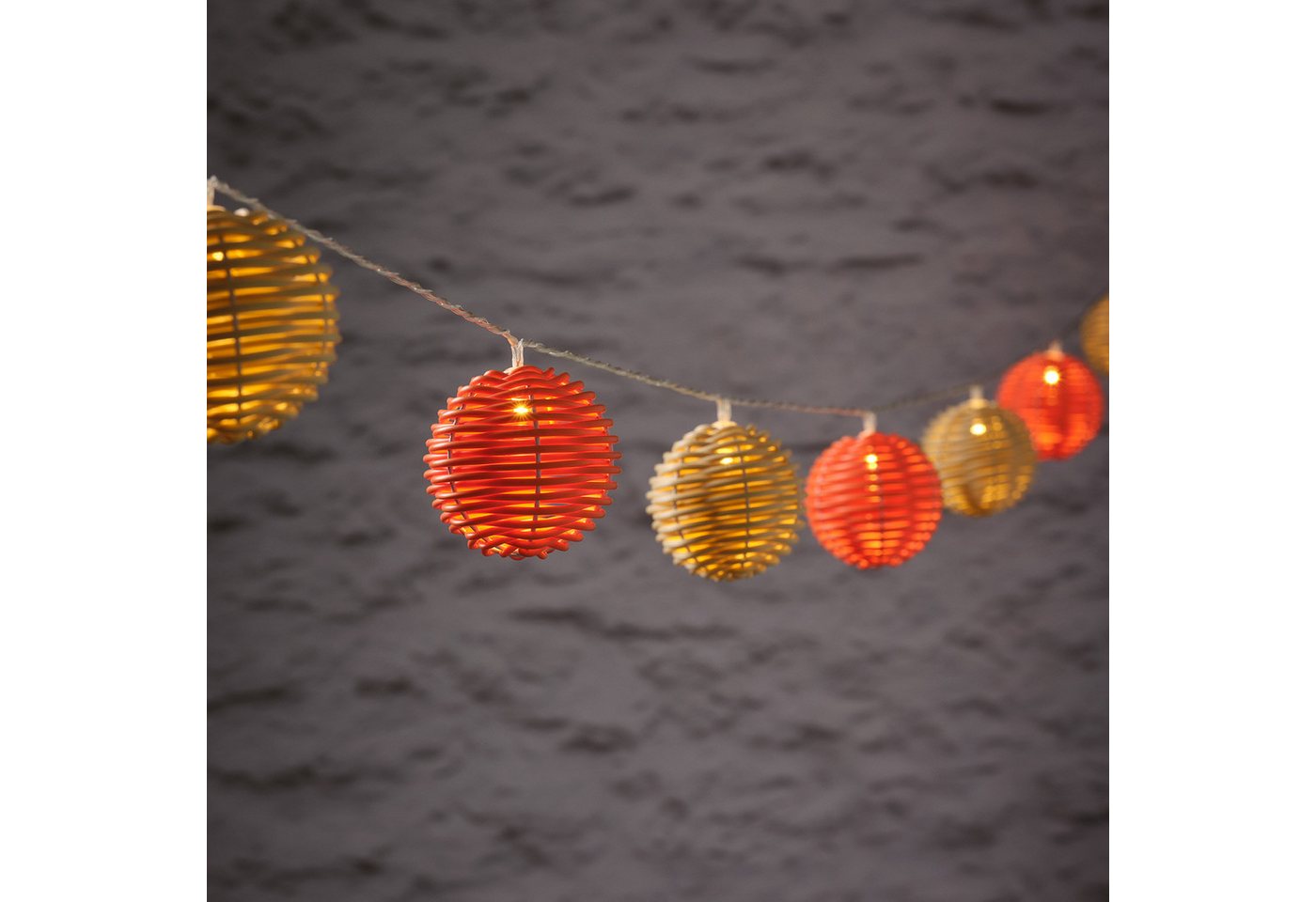 Lights4fun LED-Lichterkette 10er LED Solar Lichterkette Rattan Kugeln bunt – Bild 2 von 3