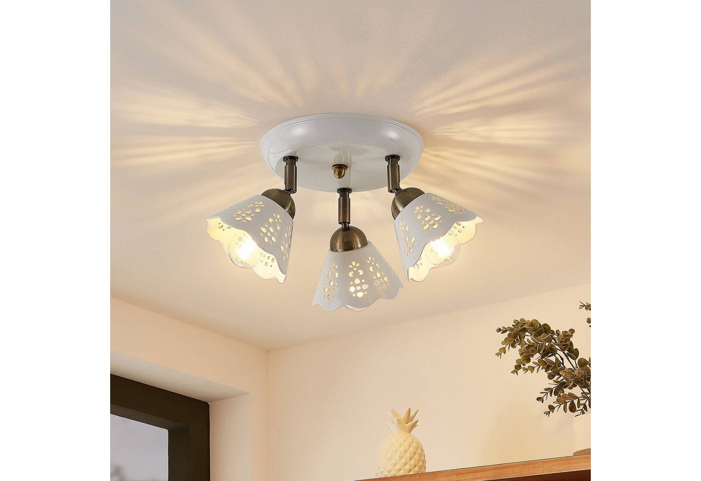 Lindby Deckenstrahler Efgenia, Keramik Weiß IP20, 3 x 25 W – Bild 2 von 5