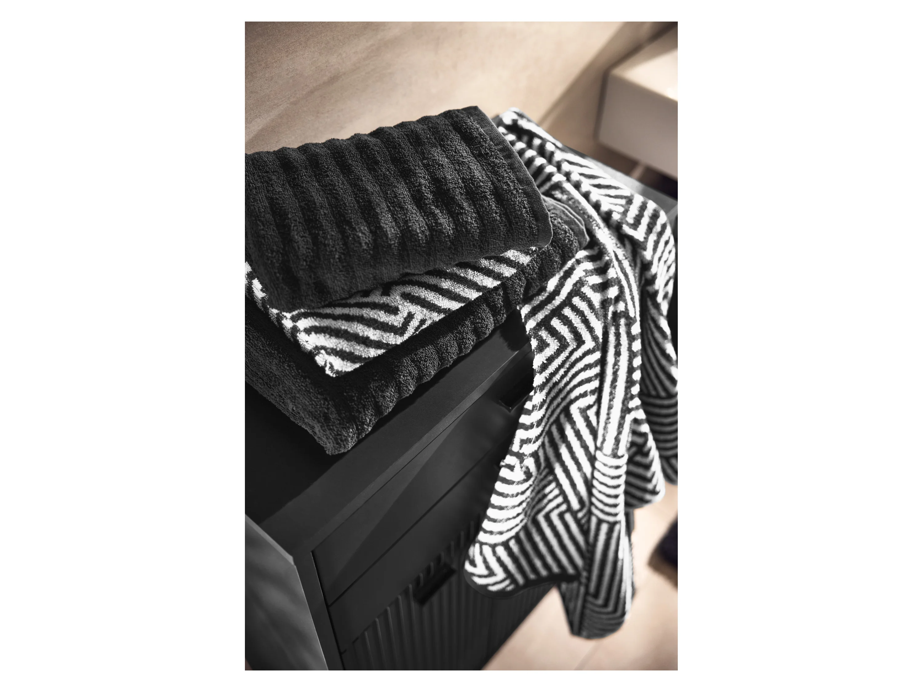 LIVARNO® Frottier-Duschtuch, 70 x 140 cm (Gemustert/schwarz) – Bild 4 von 4