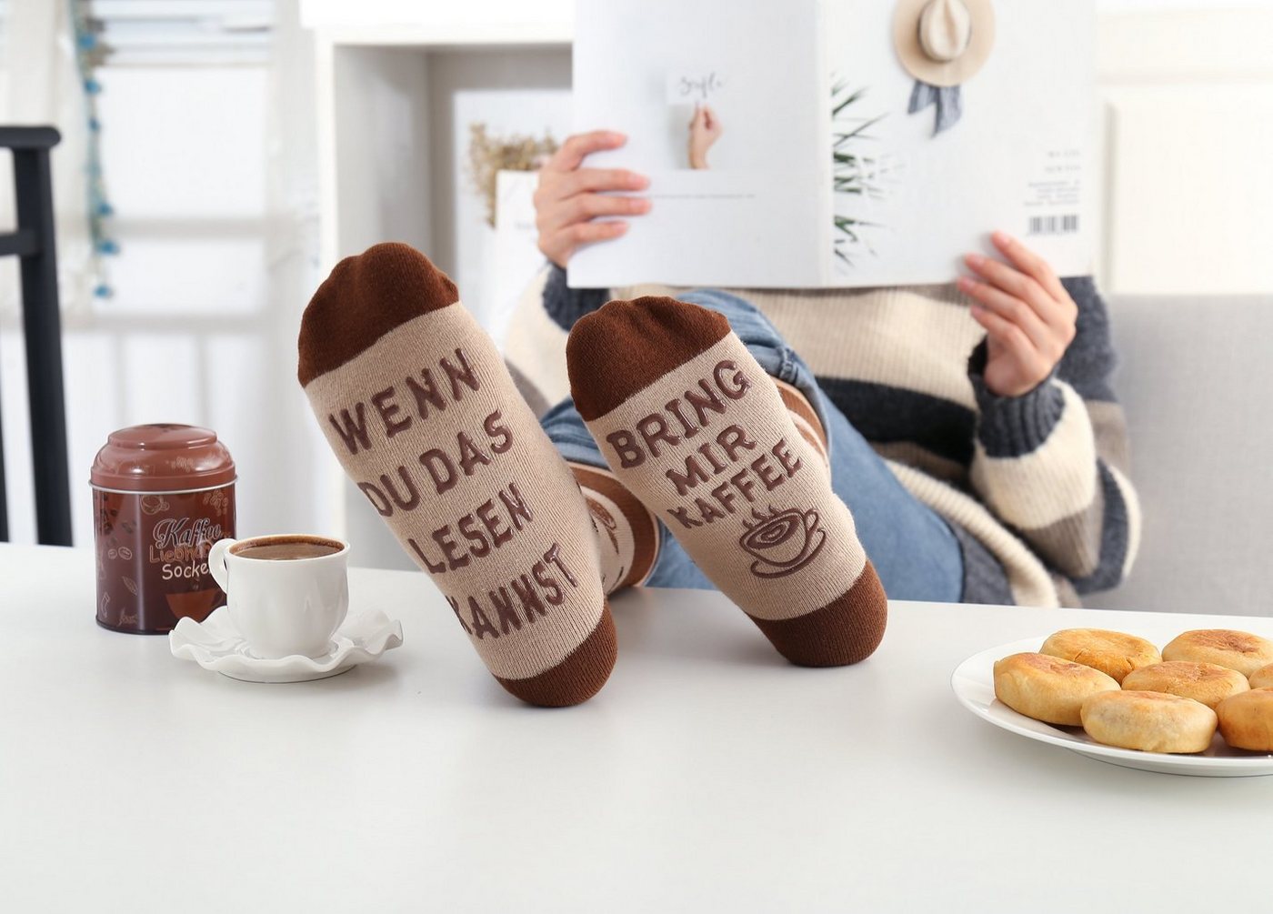 Lucadeau Freizeitsocken Kaffee Schoki Tee Socken in Dose mit Spruch, wenn du das lesen kannst (Dose, 1 Paar) rutschfest, Gr. 37-43, Geschenke für Frauen, Geburt – Bild 2 von 5