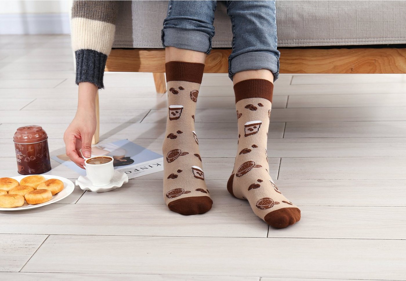 Lucadeau Freizeitsocken Kaffee Schoki Tee Socken in Dose mit Spruch, wenn du das lesen kannst (Dose, 1 Paar) rutschfest, Gr. 37-43, Geschenke für Frauen, Geburt – Bild 3 von 5