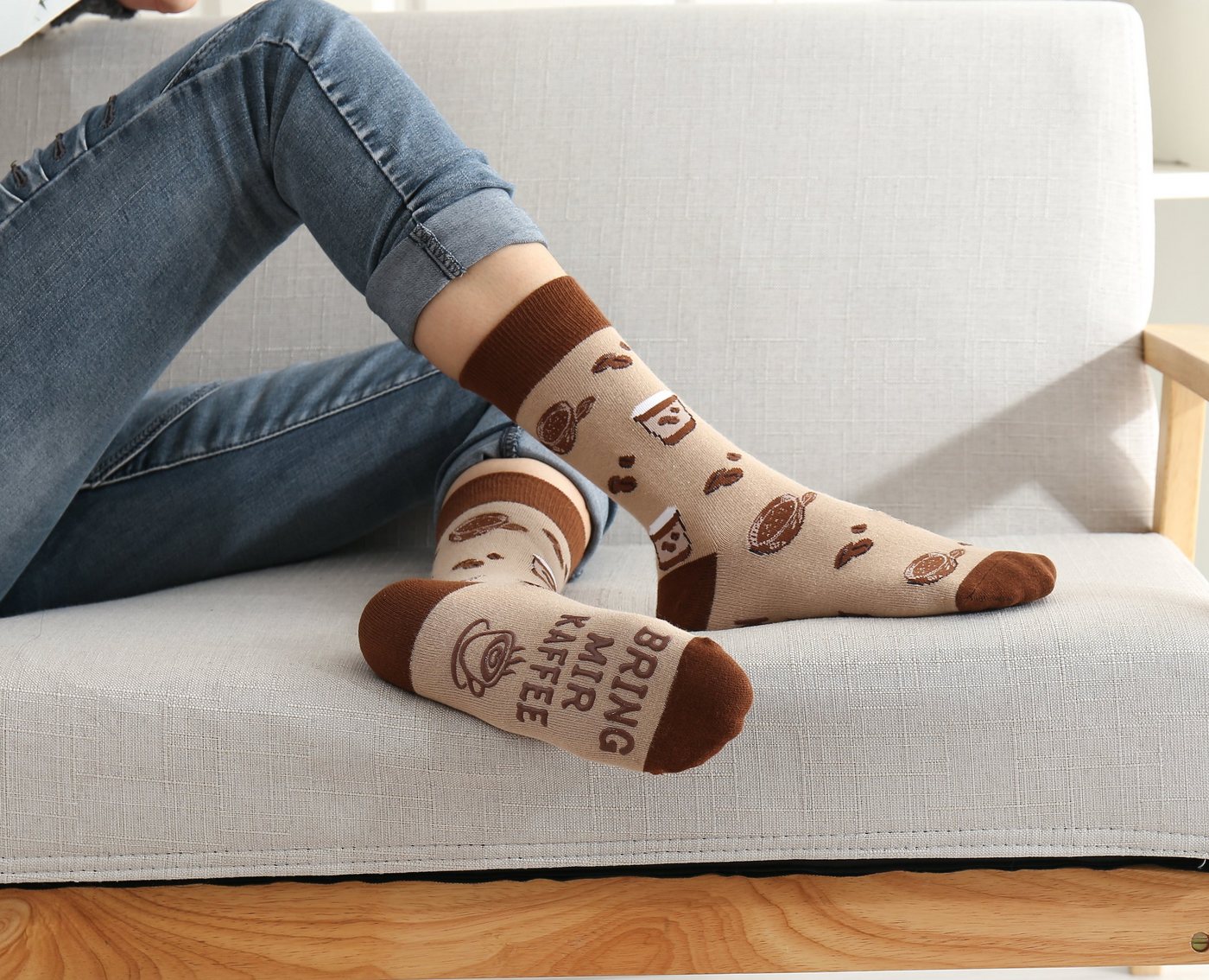 Lucadeau Freizeitsocken Kaffee Schoki Tee Socken in Dose mit Spruch, wenn du das lesen kannst (Dose, 1 Paar) rutschfest, Gr. 37-43, Geschenke für Frauen, Geburt – Bild 4 von 5