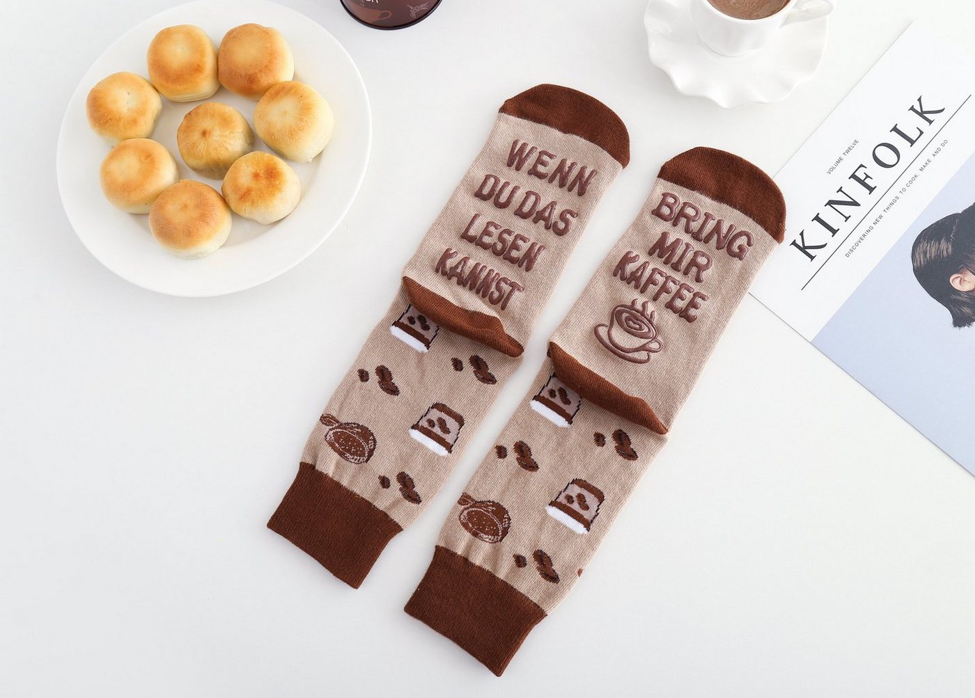 Lucadeau Freizeitsocken Kaffee Schoki Tee Socken in Dose mit Spruch, wenn du das lesen kannst (Dose, 1 Paar) rutschfest, Gr. 37-43, Geschenke für Frauen, Geburt – Bild 5 von 5