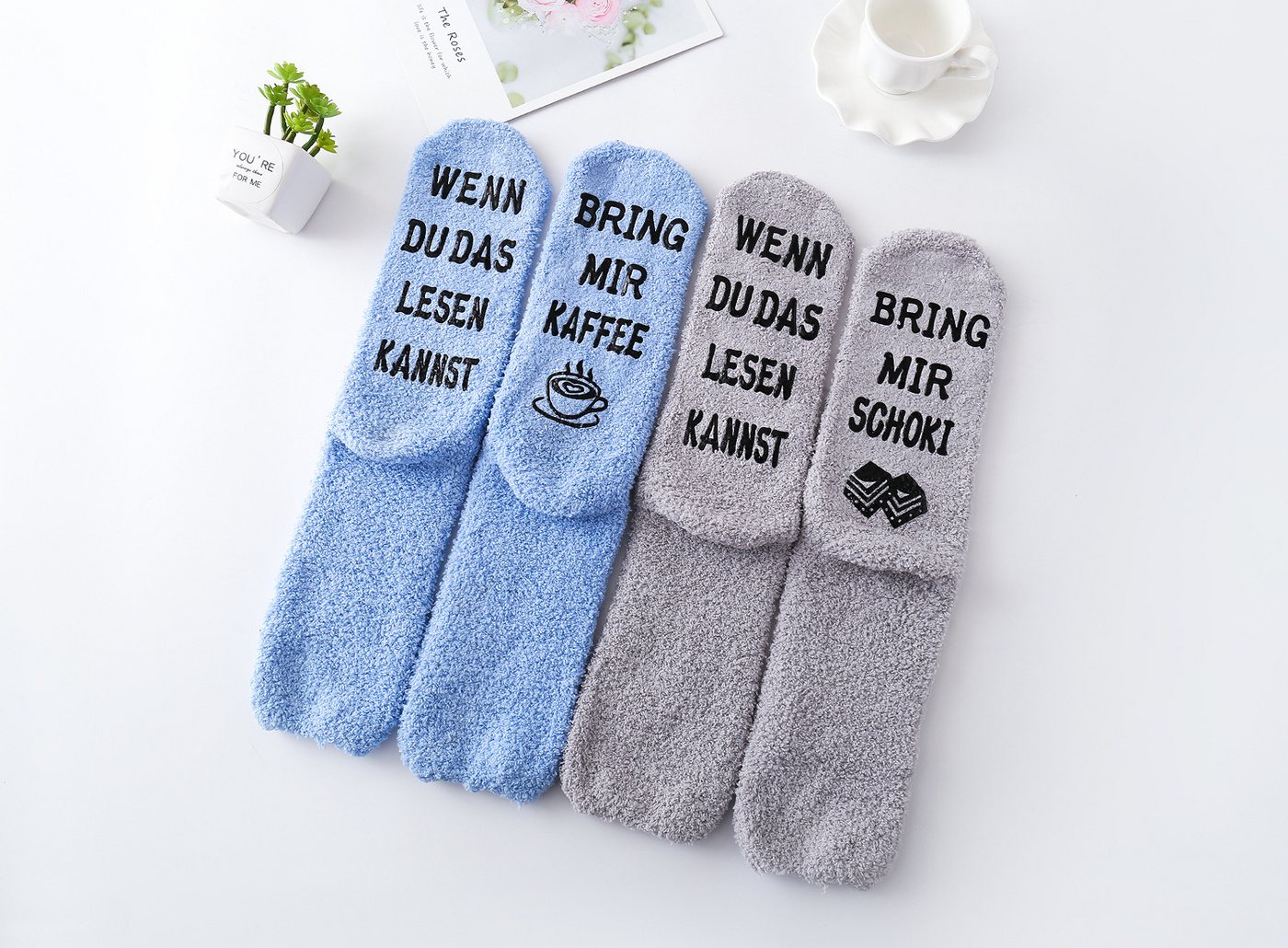 Lucadeau Kuschelsocken mit Spruch "bring mir Kaffee", Geschenk zu Weihnachten (Cupcake Verpackung, 1 Paar) rutschfest, Gr. 36-43, Geschenke für Frauen, Geburtst – Bild 3 von 5