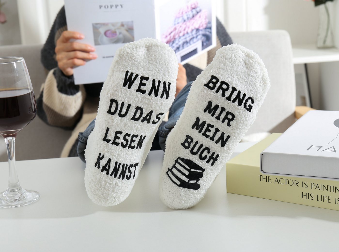 Lucadeau Kuschelsocken Weihnachtsgeschenk, Geschenke für Buch-Liebhaber, bring mir Buch (Cupcake Verpackung, Gr. 37-43) rutschfest, Socken mit Spruch, Geschenk  – Bild 3 von 5