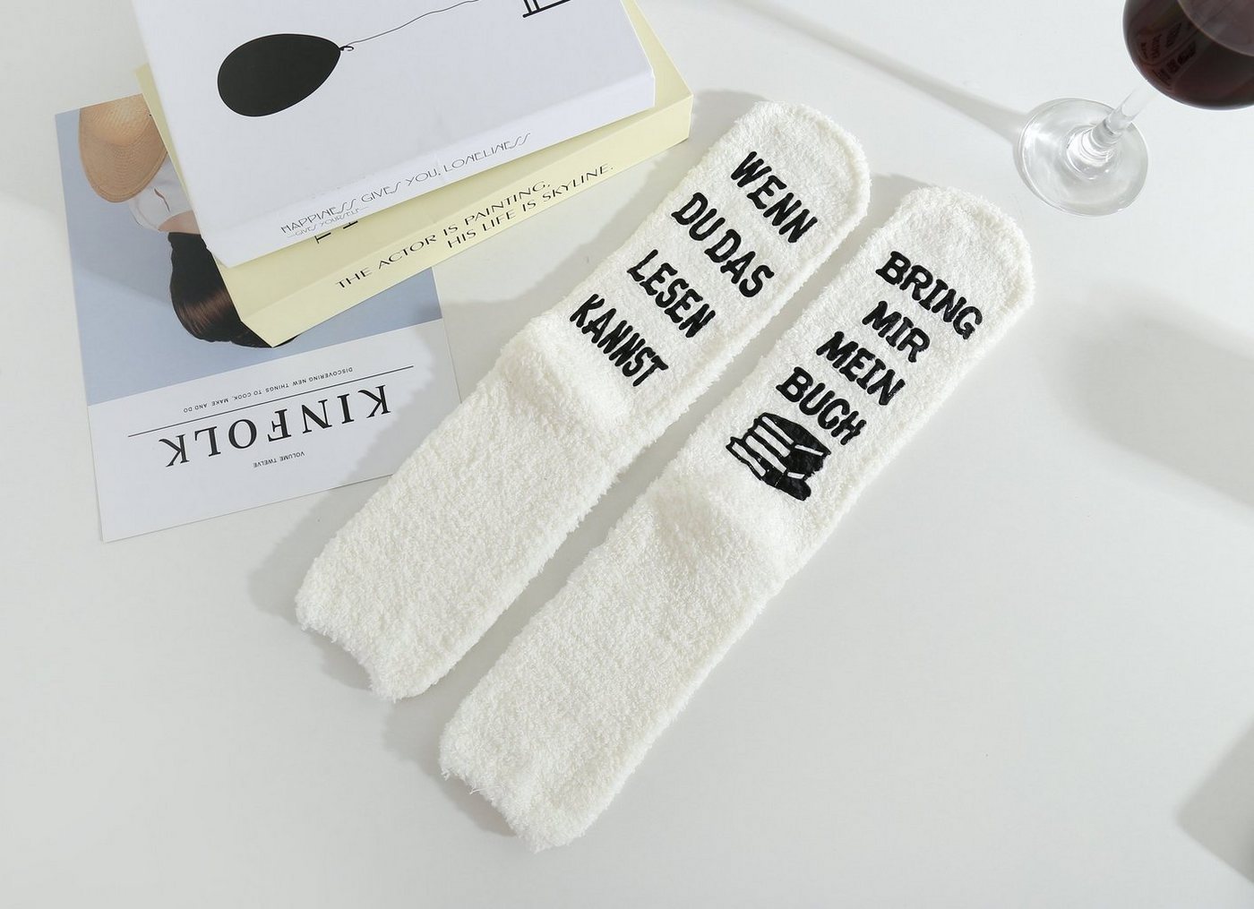 Lucadeau Kuschelsocken Weihnachtsgeschenk, Geschenke für Buch-Liebhaber, bring mir Buch (Cupcake Verpackung, Gr. 37-43) rutschfest, Socken mit Spruch, Geschenk  – Bild 4 von 5