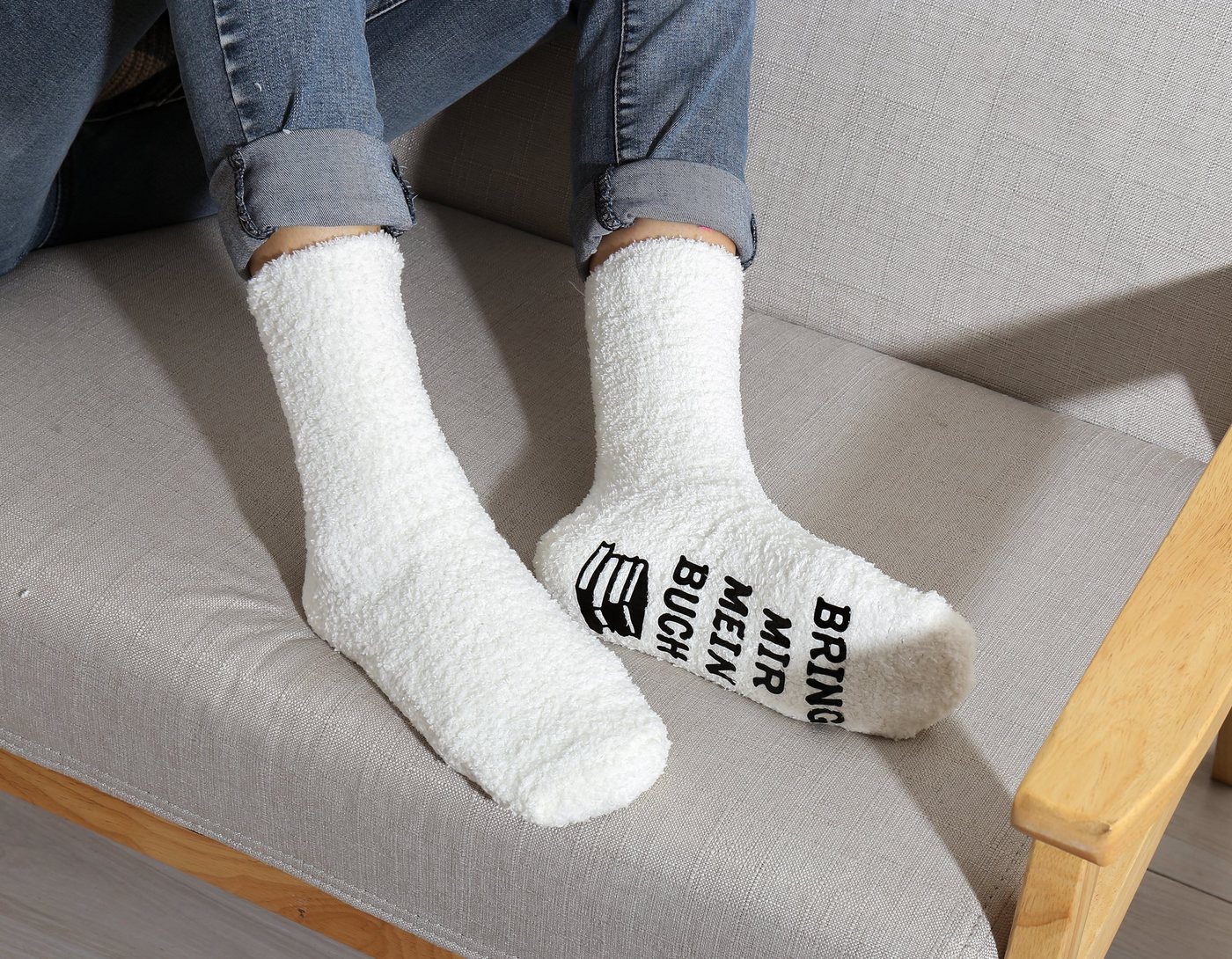 Lucadeau Kuschelsocken Weihnachtsgeschenk, Geschenke für Buch-Liebhaber, bring mir Buch (Cupcake Verpackung, Gr. 37-43) rutschfest, Socken mit Spruch, Geschenk  – Bild 5 von 5