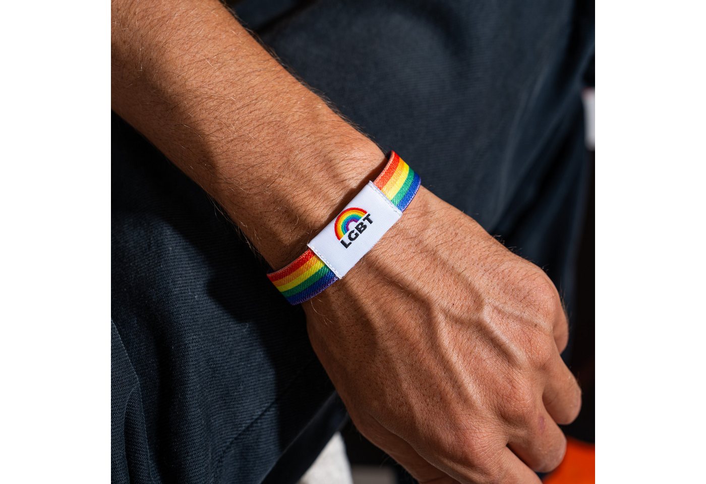 Made by Nami Armband Elastisches Stoffarmband Regenbogenfarben Pride Merch Unisex, aus Stoff – farbenfroh – für Festivals – LGBTQ-Design – Bild 2 von 5