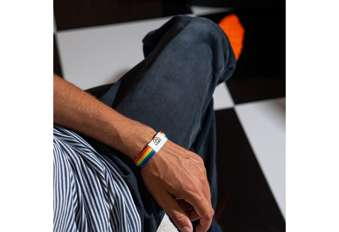 Made by Nami Armband Elastisches Stoffarmband Regenbogenfarben Pride Merch Unisex, aus Stoff – farbenfroh – für Festivals – LGBTQ-Design – Bild 3 von 5
