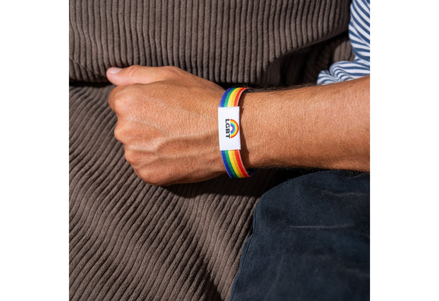 Made by Nami Armband Elastisches Stoffarmband Regenbogenfarben Pride Merch Unisex, aus Stoff – farbenfroh – für Festivals – LGBTQ-Design – Bild 5 von 5