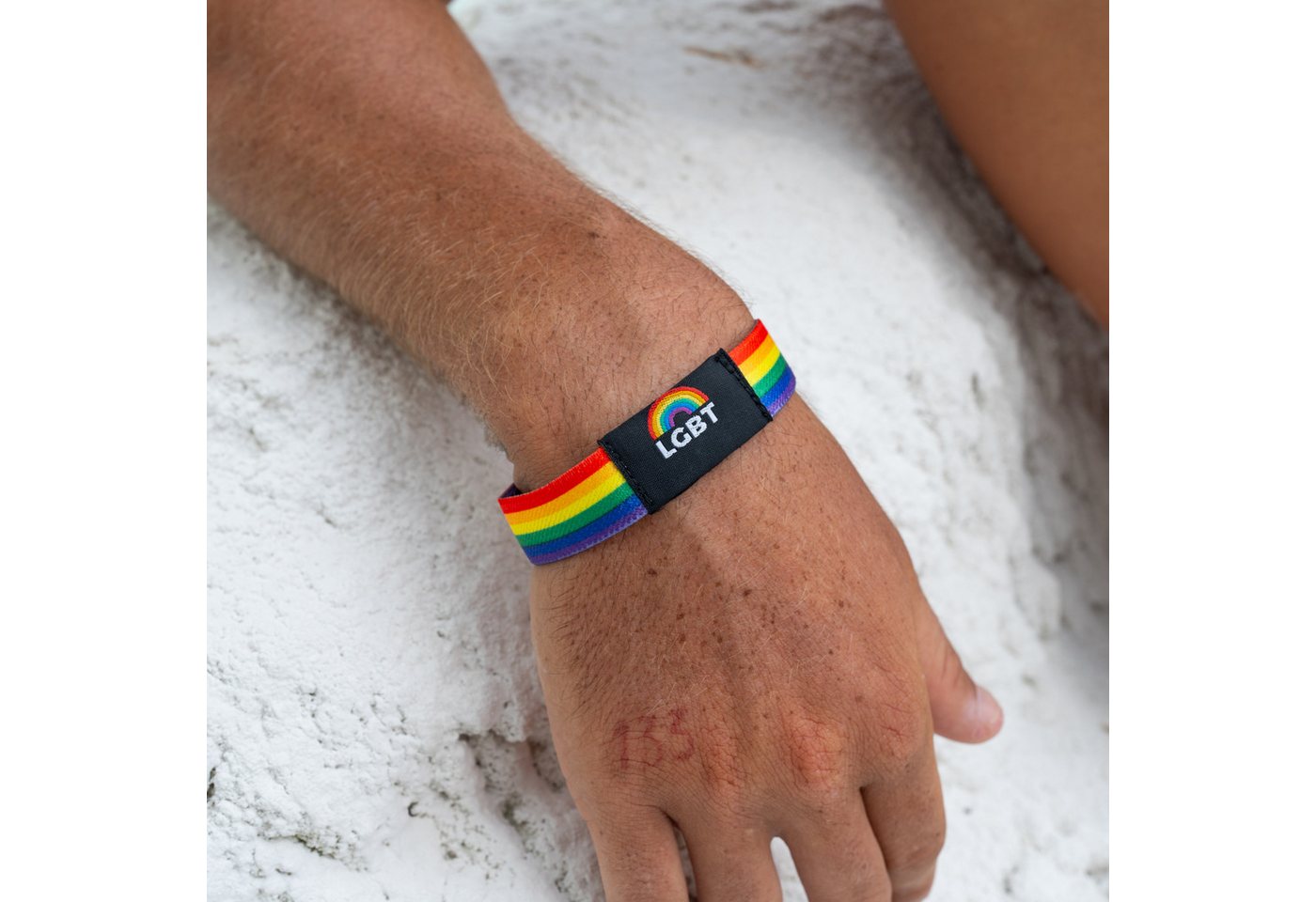 Made by Nami Armband Elastisches Stoffarmband Regenbogenfarben Pride Merch Unisex, aus Stoff – farbenfroh – für Festivals – LGBTQ-Design – Bild 2 von 5