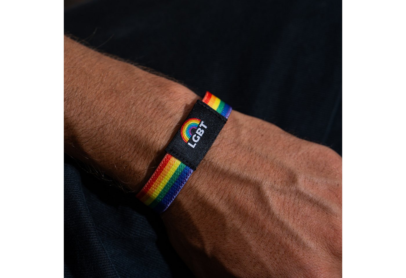 Made by Nami Armband Elastisches Stoffarmband Regenbogenfarben Pride Merch Unisex, aus Stoff – farbenfroh – für Festivals – LGBTQ-Design – Bild 3 von 5