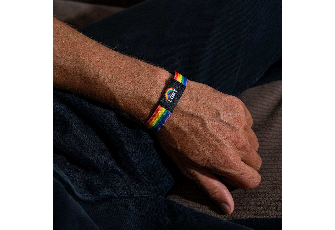 Made by Nami Armband Elastisches Stoffarmband Regenbogenfarben Pride Merch Unisex, aus Stoff – farbenfroh – für Festivals – LGBTQ-Design – Bild 4 von 5