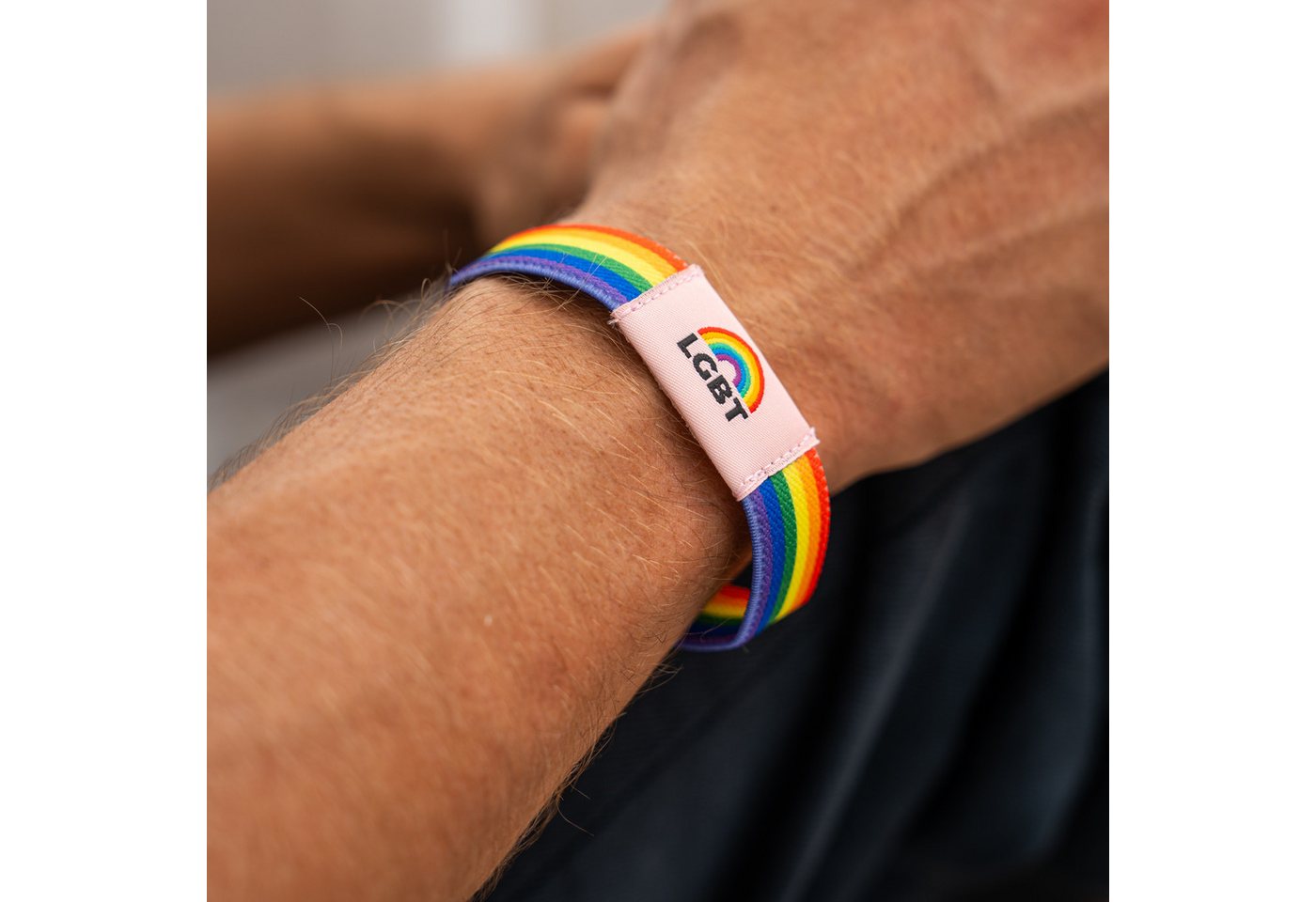 Made by Nami Armband Set 3er Set Elastische Stoffarmbänder Regenbogenfarben LGBTQ Merch Unisex, aus Stoff – farbenfroh – elastisch – im praktischen Set – Bild 5 von 5