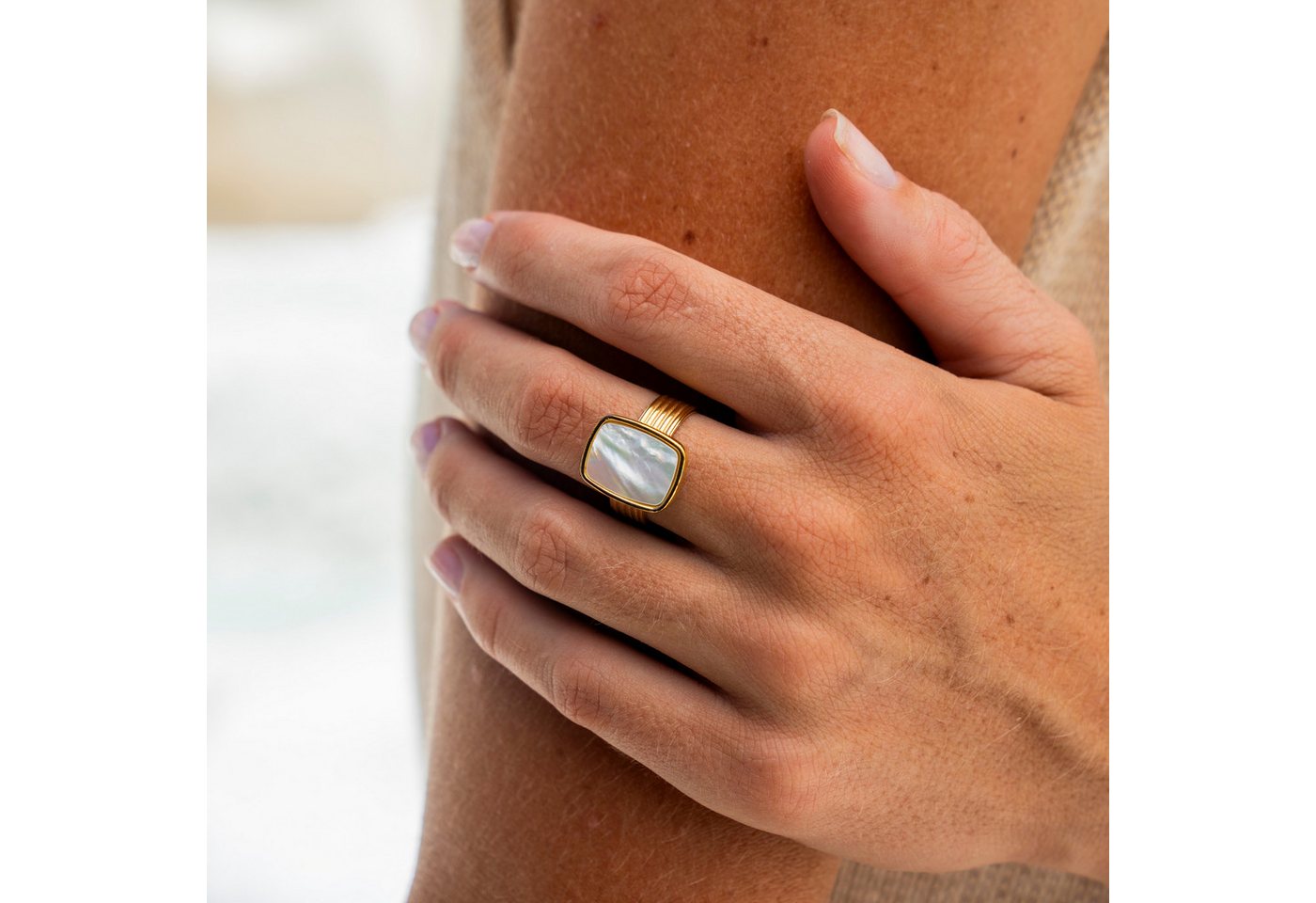 Made by Nami Goldring Damen Ring Gold mit Perlmuttstein verstellbar wasserfest hypoallergen, aus Edelstahl – Boho-Stil – mit Edelstein – glänzende Optik – Bild 2 von 5