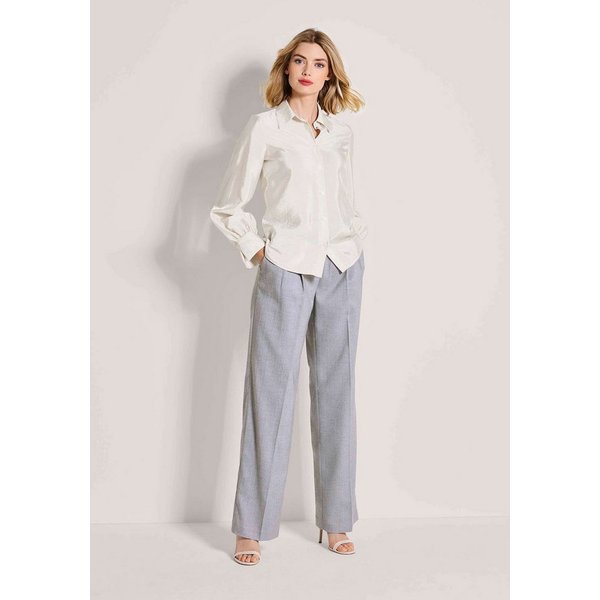 MADELEINE Hemdbluse Glanzbluse mit Hemdkragen Viskosebluse mit Hemdkragen, Knopfleiste und Langarm