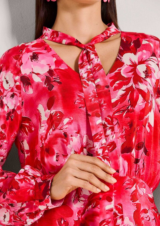 MADELEINE Maxikleid Stretchkleid mit Blumenmuster Maxikleid mit V-Ausschnitt, Bindeband und Langarm – Bild 4 von 5