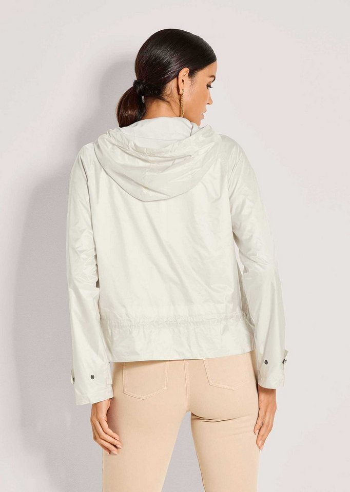 MADELEINE Outdoorjacke Outdoorjacke mit Kapuze, Raglanärmel Unifarbenes Design, variabler Kragen, verdeckter Reißverschluss – Bild 2 von 5