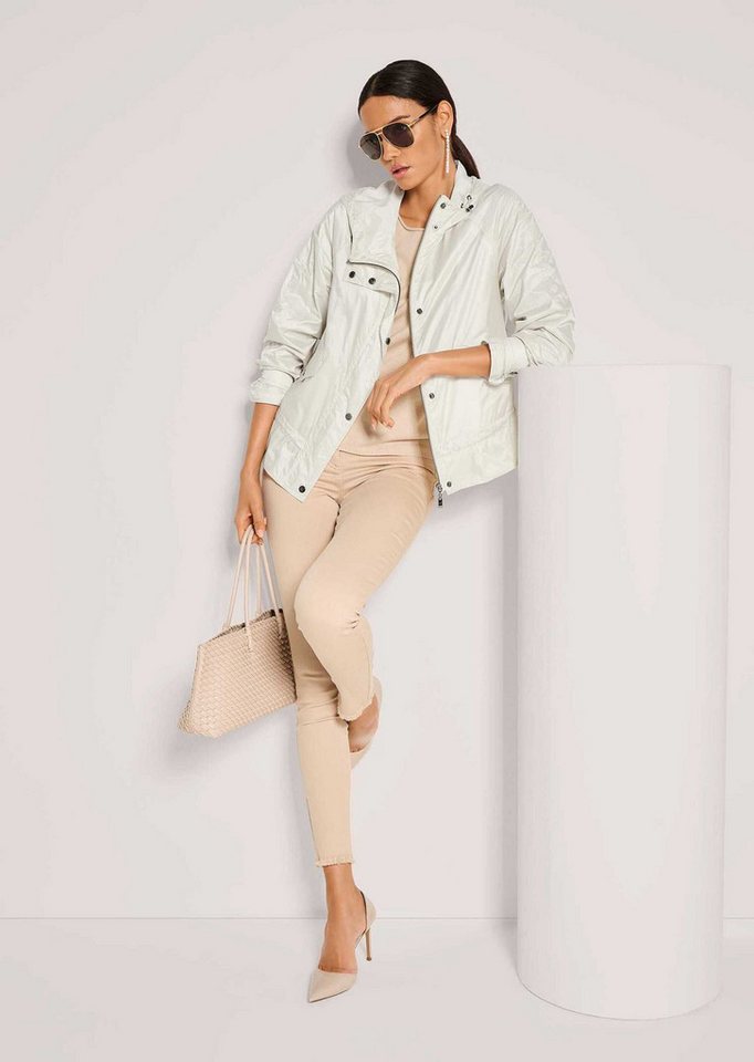 MADELEINE Outdoorjacke Outdoorjacke mit Kapuze, Raglanärmel Unifarbenes Design, variabler Kragen, verdeckter Reißverschluss – Bild 3 von 5