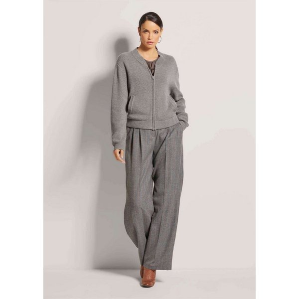 MADELEINE Strickjacke Sportiver Strick-Blouson mit Reißverschluss Eleganter Blouson mit Stehkragen und Zipper, Langarm